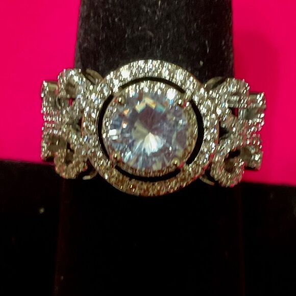 Gorgeous Wedding Ring - Picture 7 of 7